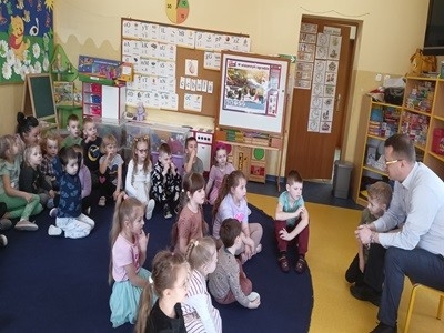 grupa dzieci z przedszkola podczas spotkania z bankowcem