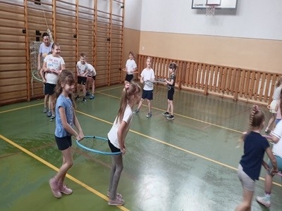 grupa dzieci podczas zajęć gimnastycznych w szkole