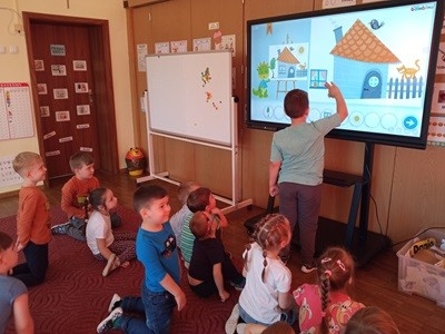 grupa dzieci podczas zajęć z tablicą interaktywną 2024