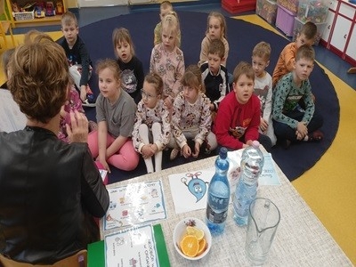 grupa dzieci na zajęciach z pielęgniarką o roli wody w naszym życiu
