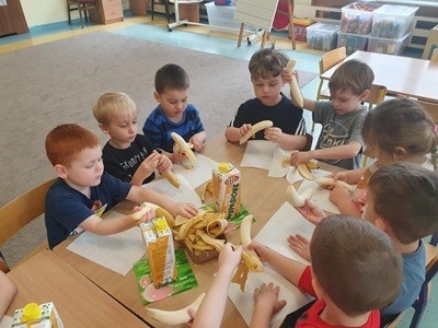 grupa dzieci podczas zajęć o zdrowym odżywianiu wykonuje koktajl owocowy