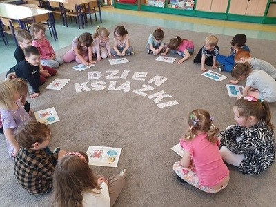 grupa dzieci przedszkolnych podczas zajęć o poszanowaniu książek