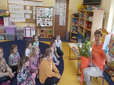 grupa dzieci przedszkolnych podczas zajęć z pielęgniarką na temat zdrowego odżywiania