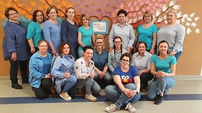 grupa nauczycielek ubrana na niebiesko