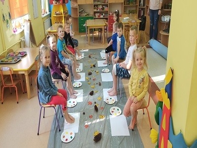 malowanie stopy sztuka dzieci przedszkole