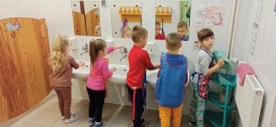 dzieci myją ręce