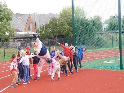 dzieci podczas konkurencji sportowych na boisku lekkoatletycznym
