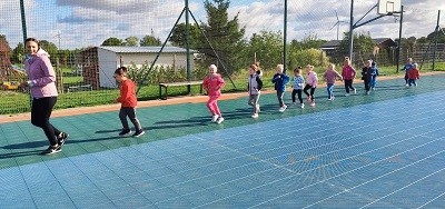 dzieci ćwiczą na boisku 