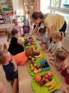 dzieci poznają owoce 
