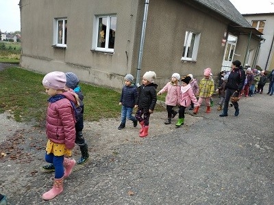 dzieci poruszają się kolumną w arach 