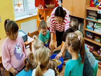 dzieci podczas zajęć sensorycznych