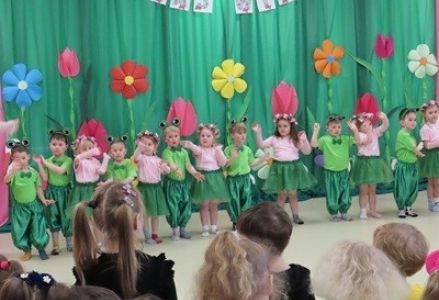 grupa dzieci przedszkolnych podczas obchodów Pierwszego Dnia Wiosny