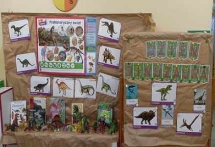 grupa dzieci przedszkolnych podczas zajęć z okazji dnia dinozaura