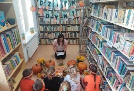 grupa dzieci przedszkolnych podczas obchodów dnia dyni