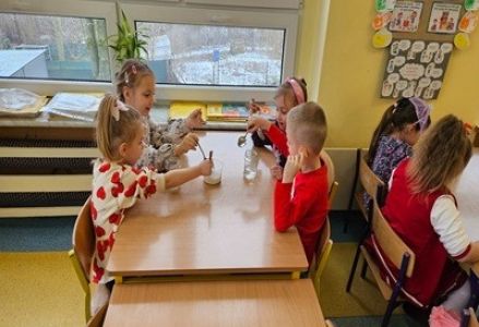 Dzieci z grupy przedszkolnej podczas tworzenia kryształków soli.