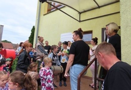 grupa dzieci przedszkolnych podczas nocowanie w przedszkolu