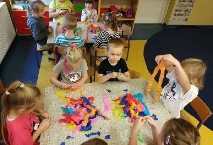 Dzieci siedzą przy stoliku