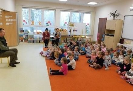 dzieci słuchają leśnika
