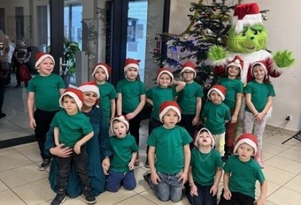 grupa dzieci przedszkolnych podczas plastycznych warsztatów bożonarodzeniowych