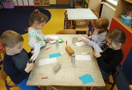grupa dzieci zajęcia plastyczne