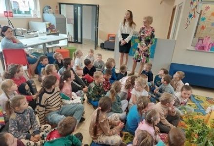 grupa dzieci przedszkolnych podczas teatrzyku kamishibai "Dwa ptaszki"