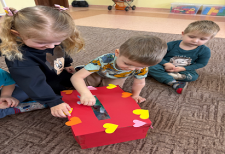 Dzieci z grupy przedszkolnej podczas obchodów Walentynek