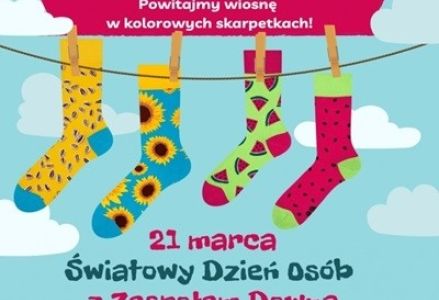 dzieci podczas obchodów dnia kolorowych skarpetek