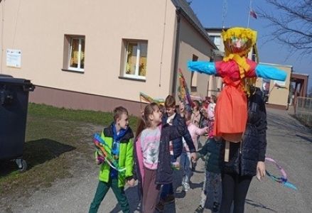 grupa dzieci przedszkolnych podczas obchodów Pierwszego Dnia Wiosny