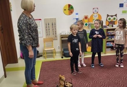 grupa dzieci przedszkolnych podczas jesiennych zajęć otwartych z rodzicami