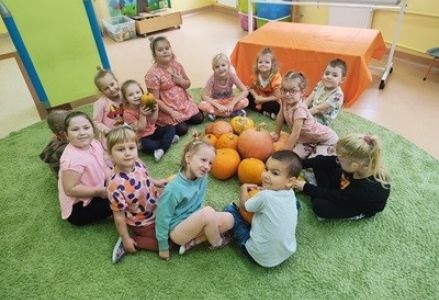 grupa dzieci przedszkolnych podczas zajęć przyrodniczych z okazji Dnia Dyni