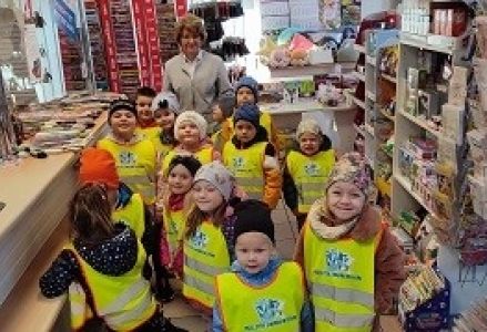 zdjęcie grupowe z pracownikiem poczty