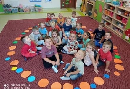 dzieci przedszkole zabawy z kołem