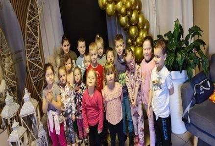 grupa dzieci z przedszkola na warsztatach robienia pizzy