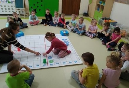 grupa dzieci podczas zajęć z kodowania