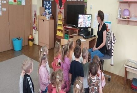 grupa dzieci przedszkolnych podczas obchodów dnia kredki