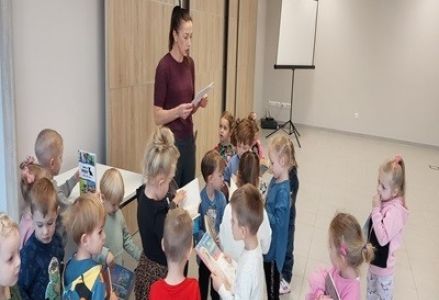 Grupa dzieci przedszkolnych na obchodach Dnia Kundelka