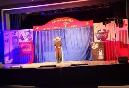 grupa dzieci przedszkolnych podczas wycieczki do Chodzieskiego Domu Kultury na Przedstawienie Muzyczne „Magik Show”