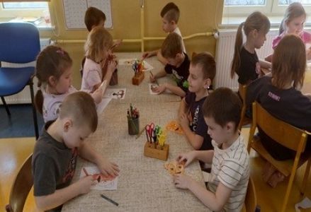 grupa dzieci przedszkolnych podczas zajęć o zwierzętach egzotycznych