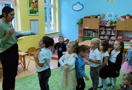 dzieci słuchają wychowawcy