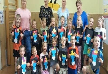 grupa dzieci przedszkolnych podczas zajęć otwartych z rodzicami