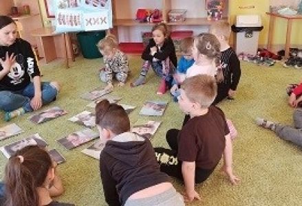zdjęcie dzieci przy ilustracjach