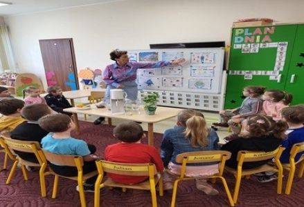 Dzieci z grupy przedszkolnej podczas spotkania z panią PielęgniarkąPielęgniarką