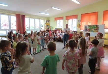 Dzieci z grupy przedszkolnej podczas zajęć otwartych dla rodziców