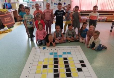 grupa dzieci na zajęciach z programowania