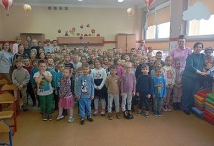 grupa dzieci przedszkolnych podczas wizyty w szkole podstawowej