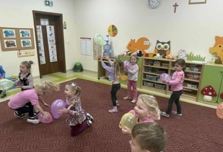 grupa dzieci przedszkolnych podczas zajęć z pedagogiem dotyczących emocji