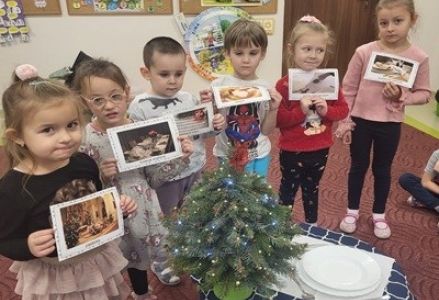 grupa dzieci przedszkolnych podczas zajęć dotyczących zasad savoir - vivre