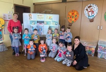 zdjęcie grupowe z pielęgniarką
