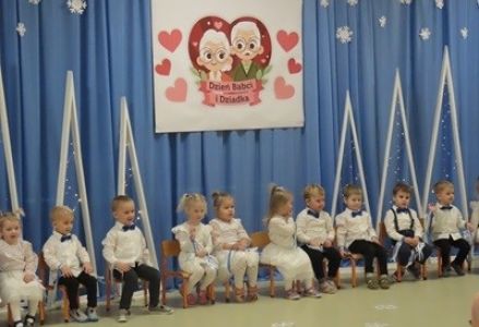 grupa dzieci przedszkolnych podczas uroczystości z okazji babci i dziadka