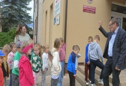 grupa dzieci przedszkolnych podczas wizyty w szkole podstawowej